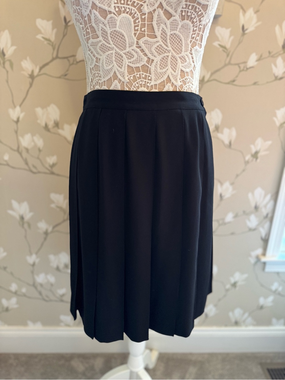 Jones New York Vintage Black A-Line Pleated Skirt
